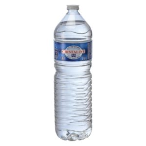 Une bouteille en plastique transparent de 1,5 litre d'eau minérale naturelle EAU PLATE CRISTALINE avec une étiquette bleue et un bouchon transparent.