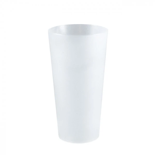 A VERRES A BIÈRES ÉCO RESPONSABLES 50 Le gobelet CL, en plastique blanc translucide, à la surface lisse et au design légèrement effilé, se tient debout sur un fond blanc.