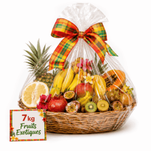 Un panier en osier recouvert d'un film plastique transparent, rempli de fruits exotiques, orné d'un nœud à carreaux et d'une carte sur laquelle on peut lire « CORBEILLE EXOTIQUE 7 KG » au milieu de fleurs colorées.