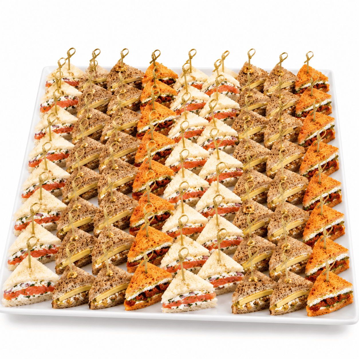 Un plateau blanc sur lequel sont soigneusement disposées des rangées de « PLATEAU DE 80 MINI CLUB SANDWICHS », chaque sandwich triangulaire étant maintenu par un cure-dent décoratif. L'assortiment se compose de différentes variétés de pain et de garnitures bien visibles.