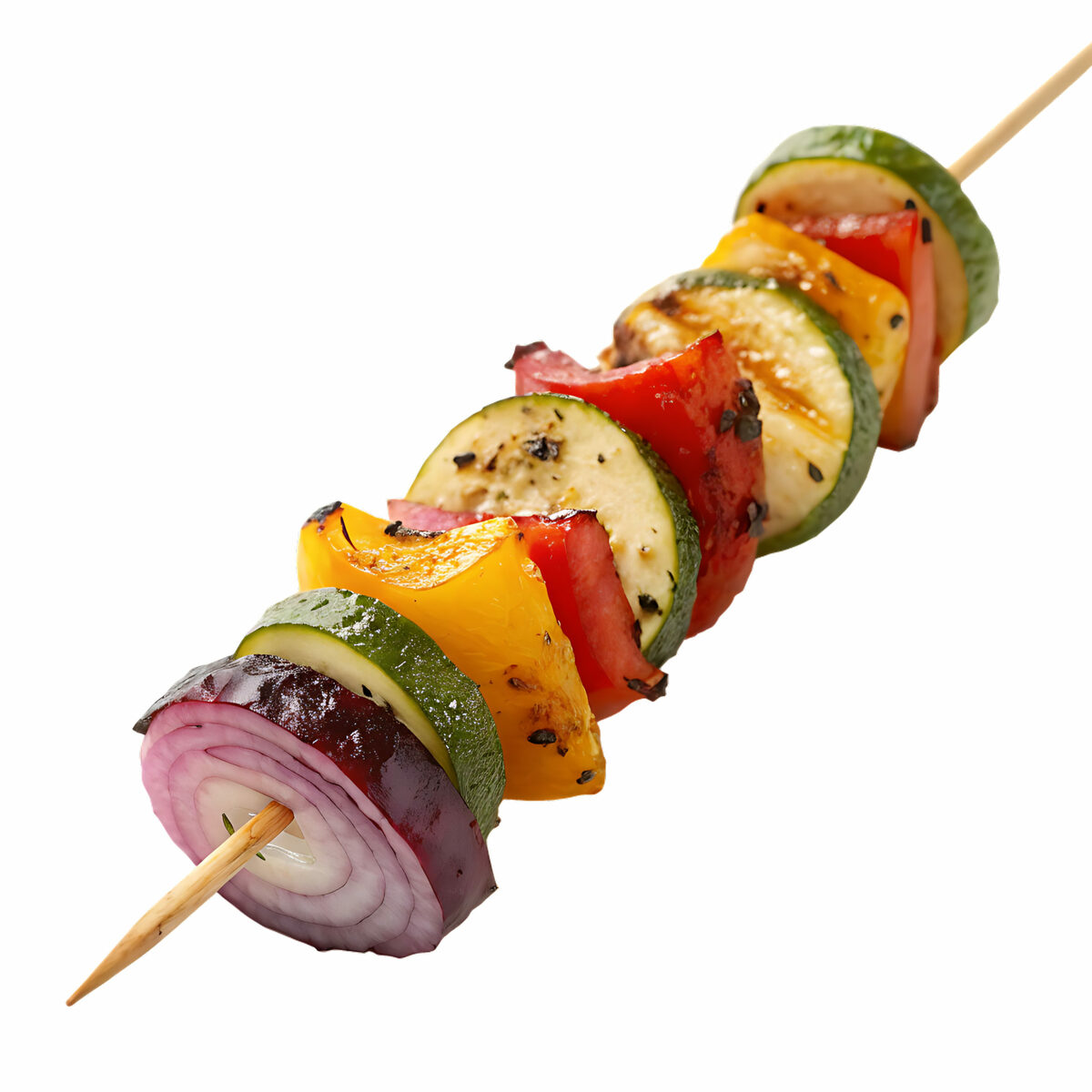 La BROCHETTE VEGETARIENNE BARBECUE (Pour animation barbecue) présente une brochette en bois avec des oignons rouges, des courgettes, des poivrons jaunes et rouges grillés, disposés en couleurs alternées sur un fond blanc.