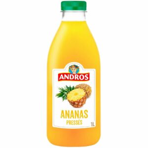 La bouteille de 1 litre de JUS D'ANANAS PRESSÉS ANDROS est munie d'un bouchon vert et d'une étiquette portant le logo d'Andros et des tranches d'ananas.