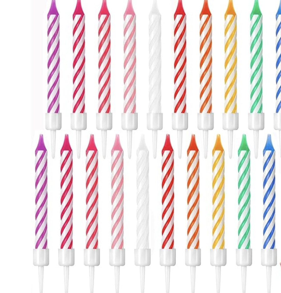 Le PACK AMBIANCE BOUGIES & ETINCELLES, indispensable pour les gâteaux d'anniversaire, présente des bougies rayées colorées avec des spirales blanches et des supports en plastique, disposées en rangées sur un fond blanc.