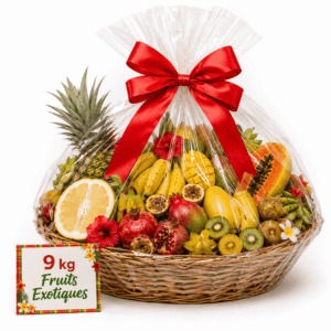 Un panier en osier portant l'étiquette « CORBEILLE EXOTIQUE 9 KG » est rempli d'un assortiment de fruits exotiques, emballés dans du film plastique transparent et surmontés d'un nœud rouge. Une pancarte aux couleurs vives placée à l'avant indique « 9 kg de fruits exotiques ».