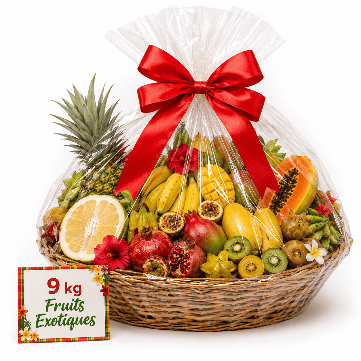 Un panier en osier portant l'étiquette « CORBEILLE EXOTIQUE 9 KG » est rempli d'un assortiment de fruits exotiques, emballés dans du film plastique transparent et surmontés d'un nœud rouge. Une pancarte aux couleurs vives placée à l'avant indique « 9 kg de fruits exotiques ».
