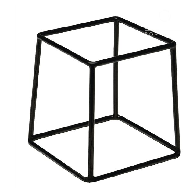 Le GRAND PACK TRAITEUR est un cube filaire noir minimaliste aux côtés ouverts, présenté en angle sur un fond blanc - parfait pour organiser votre buffet, avec une coupe de champagne.