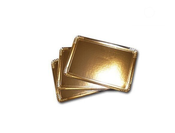 Trois plateaux GRAND PACK TRAITEUR rectangulaires superposés, aux bords légèrement relevés et striés et à la finition dorée, sont disposés sur un fond blanc, idéal pour organiser parfaitement votre buffet avec sa coupe de champagne intégrée.