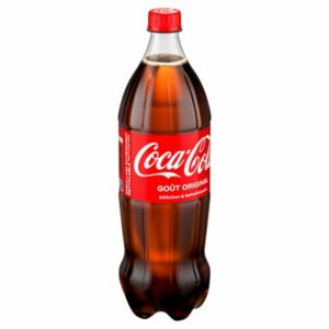 Une bouteille en plastique de 1,25 litre de COCA-COLA ORIGINAL avec une étiquette et un bouchon rouges, avec un texte blanc sur le devant et remplie de soda brun foncé.