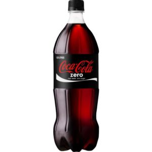 Une bouteille de 1,25 litre de COCA-COLA ZÉRO comporte une étiquette et un bouchon noirs sur lesquels est imprimé "Coca-Cola Zéro, vrai goût, zéro sucre".