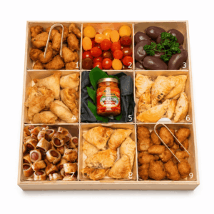 Un « COFFRET ANTILLAIS » (pour 10 personnes) se compose d'un coffret divisé en neuf compartiments numérotés, chacun rempli d'une sélection d'amuse-bouches tels que des fritures, des pâtisseries fourrées, des tomates cerises, ainsi qu'un pot de sauce placé au centre.
