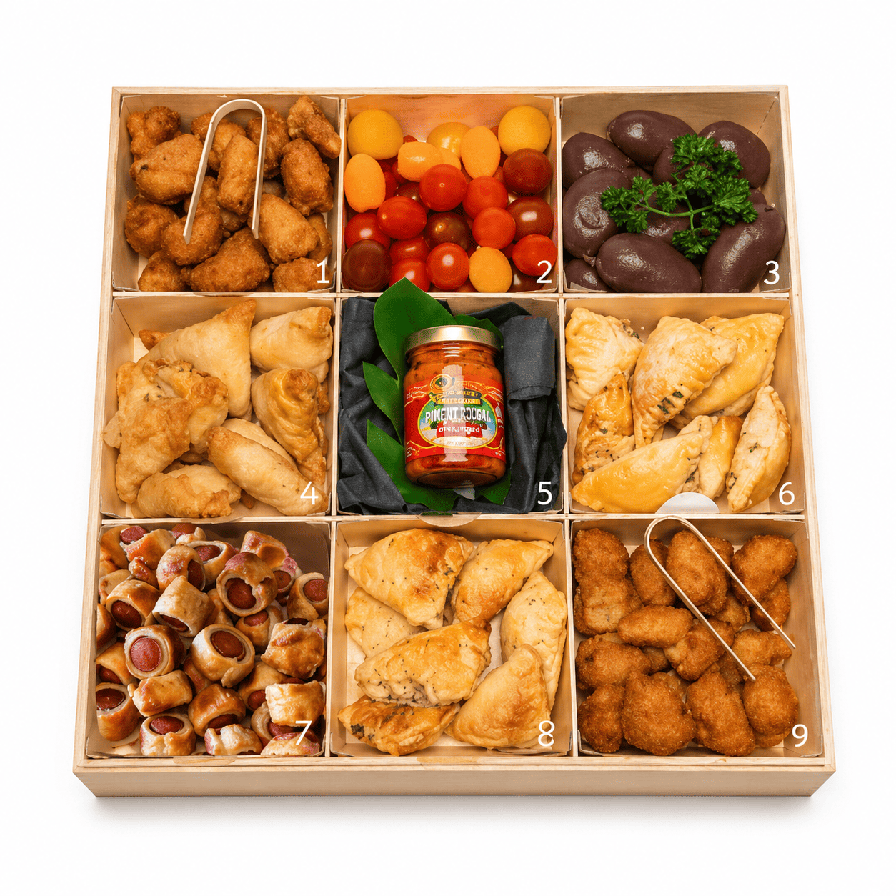 Un « COFFRET ANTILLAIS » (pour 10 personnes) se compose d'un coffret divisé en neuf compartiments numérotés, chacun rempli d'une sélection d'amuse-bouches tels que des fritures, des pâtisseries fourrées, des tomates cerises, ainsi qu'un pot de sauce placé au centre.