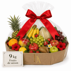 Un panier cadeau « CORBEILLE DE FRUITS DE SAISON » (9 kg) magnifiquement emballé, rempli d’une sélection de fruits frais — ananas, bananes, pommes, raisins et grenades —, agrémenté de fleurs rouges et orné d’un nœud rouge. Une étiquette indique « 9 kg de fruits de saison ».
