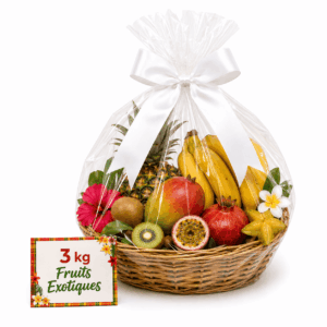 Un panier en osier enveloppé dans du cellophane transparent et orné d’un nœud blanc, rempli de fruits tropicaux tels que des ananas, des bananes, des kiwis, des mangues et des grenades. Une étiquette placée à côté du panier indique « CORBEILLE EXOTIQUE (3 KG) ».