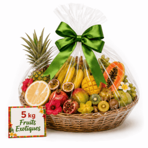 Un panier en osier, portant l'étiquette « CORBEILLE EXOTIQUE (5 KG) », est rempli de fruits exotiques, notamment des ananas, des mangues, des kiwis, des papayes, des caramboles, des bananes et des fruits de la passion. Le panier est emballé dans du film plastique transparent orné d'un nœud vert et accompagné d'une carte sur laquelle est inscrit « 5 kg de fruits exotiques ».