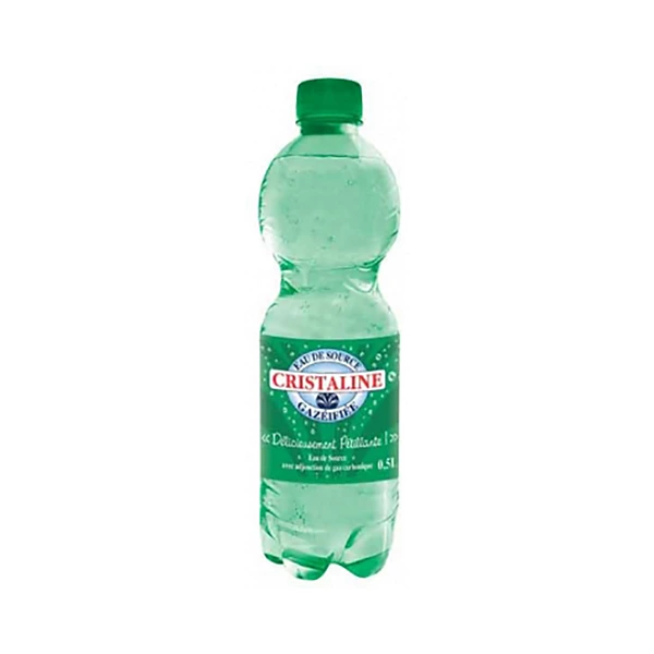 Un flacon en plastique vert de 1,5 litre contenant de l'EAU GAZEUSE CRISTALINE avec un bouchon vert, une étiquette blanche et rouge et des gouttelettes de condensation se tient debout sur un fond blanc.