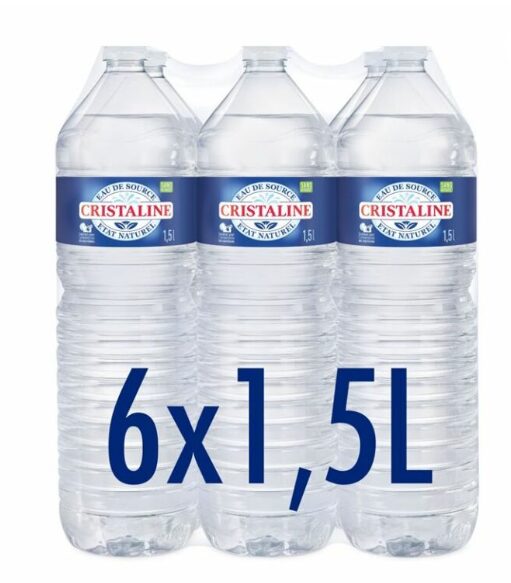 Un pack de six bouteilles EAU PLATE CRISTALINE de 1,5 L en plastique transparent avec des étiquettes bleues et blanches. Les bouteilles portent la mention "6x1,5L" en gros caractères.