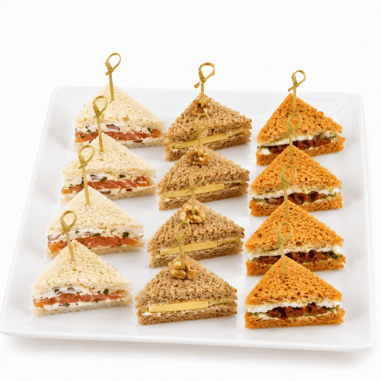 Une assiette blanche issue de la sélection « PLATEAU DE 80 MINI CLUB SANDWICHS », sur laquelle sont disposés douze mini-sandwichs triangulaires soigneusement agencés, préparés avec différents types de pain et maintenus par des pics décoratifs. Les sandwichs sont présentés en trois rangées bien ordonnées de quatre, chacune proposant une variété de garnitures.
