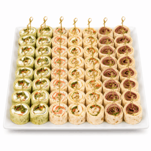 Un plateau carré blanc contient le « PLATEAU DE 48 MINI WRAPS », disposés en cinq rangées bien ordonnées. Chaque mini-wrap coloré, en forme de moulinet, est maintenu par un cure-dent et se décline en différentes garnitures et couleurs de tortillas.