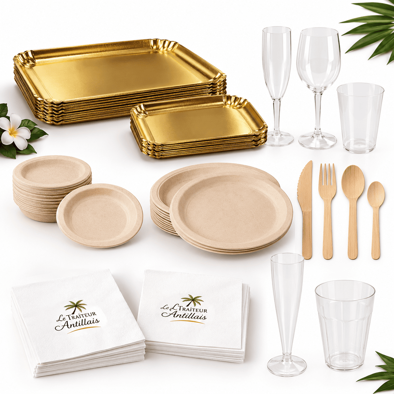 Le « PETIT PACK TRAITEUR ECO RESPONSABLE », composé d’assiettes jetables dorées et beiges, de couverts en bois, de verres en plastique transparent et de serviettes blanches arborant le logo du Traiteur Antillais, est joliment disposé sur un fond blanc orné de feuilles vertes et de fleurs blanches.