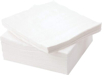 Une pile de serviettes PETIT PACK TRAITEUR ECO RESPONSABLE bien rangée, avec une pile plus petite, légèrement de travers, au-dessus d'une pile plus grande.