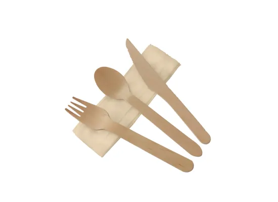 GRAND PACK TRAITEUR : un ensemble d'ustensiles en bois clair (fourchette, cuillère, couteau) posés sur une serviette beige pliée, parfait pour organiser votre buffet avec vasque à champagne.