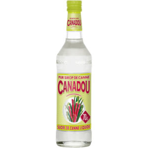 Une bouteille de 70cl de SIROP DE CANNE LIQUIDE comporte une étiquette verte avec un texte rouge et blanc, une illustration de tiges de canne à sucre et un bouchon vert.