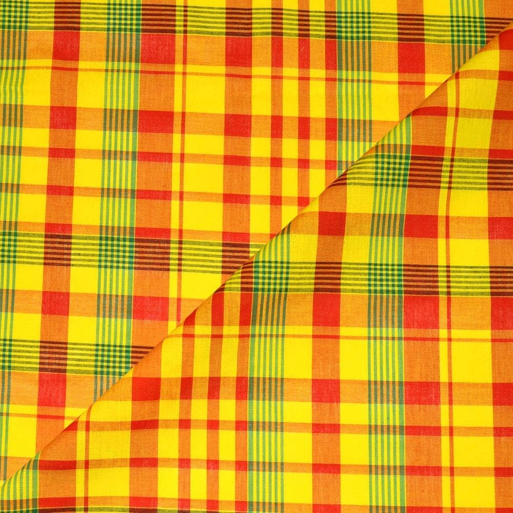 Gros plan sur un tissu DECORATION BUFFET AMBIANCE ANTILLAISE à base jaune et à rayures écossaises rouges, orange et vertes. Le motif à carreaux est visible des deux côtés lorsque le tissu est plié en biais.