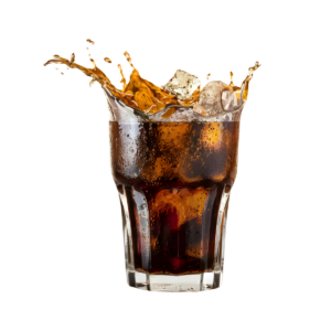 Un verre de cola avec des glaçons débordant sur un fond blanc, promouvant CHOISISSEZ LES SOFTS POUR VOTRE ANNIVERSAIRE.