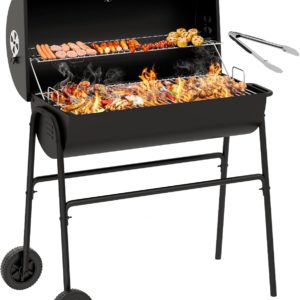 Le gril LE MATÉRIEL POUR L'ANIMATION BARBECUE, présenté avec son couvercle ouvert, permet de cuire des saucisses, des brochettes et des légumes sur la grille supérieure et des viandes assorties sur la grille inférieure. Des pinces sont suspendues sur le côté de ce gril noir à deux roues.