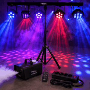 Une BARRE DE JEUX DE LUMIÈRES SUR PIED composée de lumières multicolores montées sur un pied, accompagnée d'une machine à fumée, d'une télécommande et d'une multiprise posée au sol, le tout installé dans une pièce sombre.