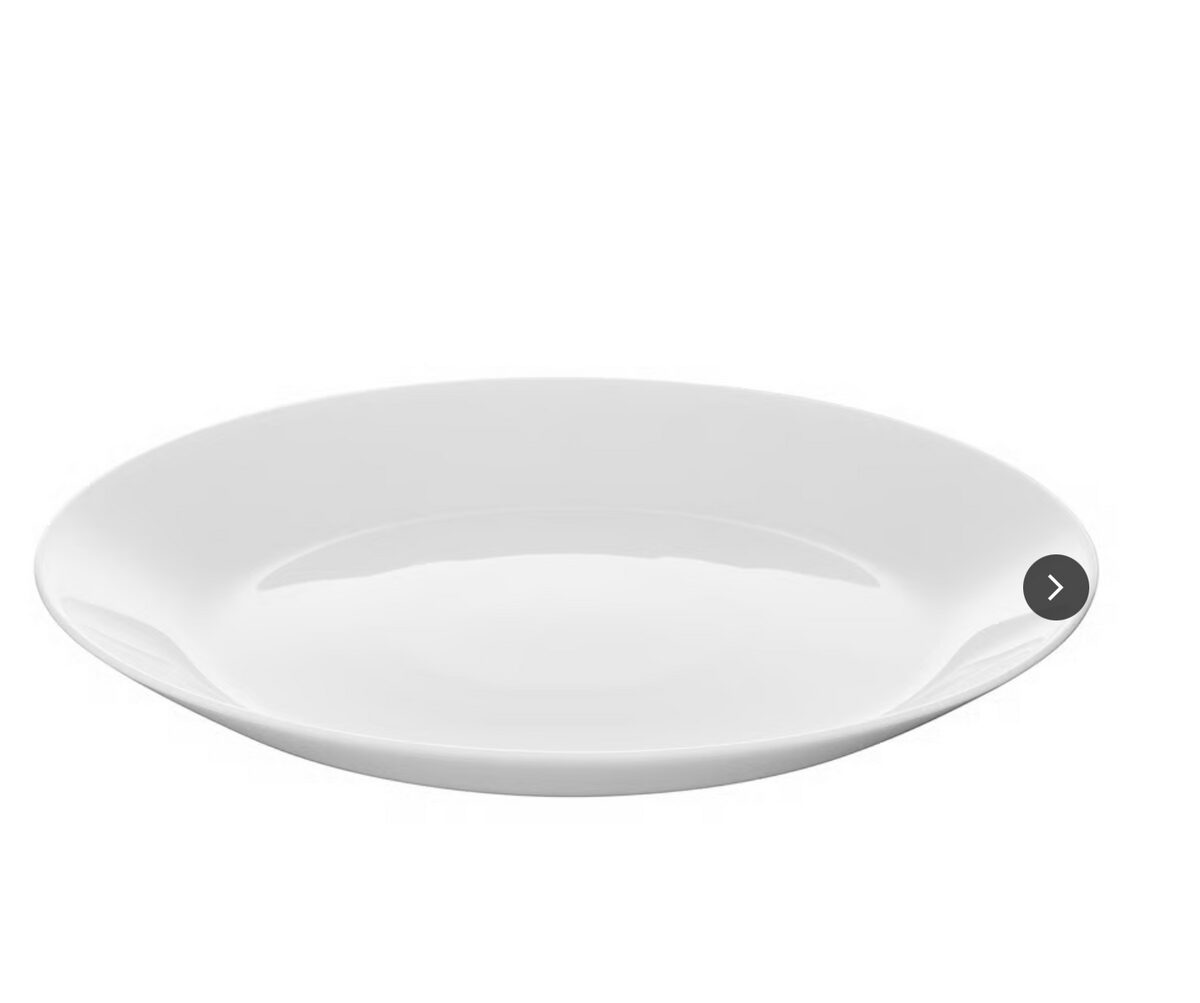 La PETITE ASSIETTE BLANCHE 19 CM est une assiette en céramique simple, blanche et ronde avec un bord légèrement surélevé, présentée sur un fond blanc.