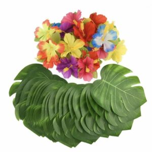 La DECORATION BUFFET AMBIANCE ANTILLAISE présente des fleurs artificielles d'hibiscus vibrantes et de grandes feuilles tropicales vertes, joliment disposées sur un fond blanc.