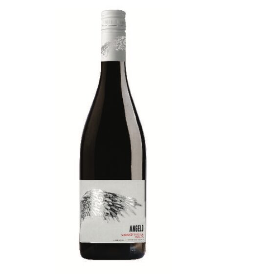 Une bouteille de NERO D'AVOLA DOC 75cl (vin italien) avec un bouchon blanc et une étiquette montrant une illustration artistique d'aile et "ANGELO" en rouge en bas à droite. Le fond est blanc uni.