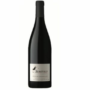 Une bouteille de vin en verre foncé avec un bouchon noir et une étiquette blanche indiquant CHÂTEAU ROUSSILLON LES SOURCIÈRES CLOS DE FEES ROUGE 75CL, avec une petite silhouette de sorcière. Le fond est blanc uni.