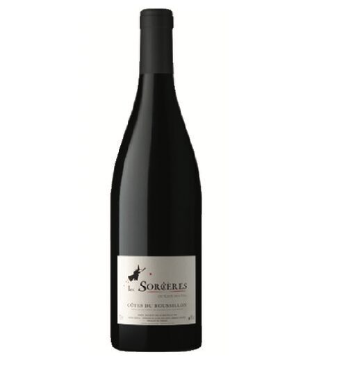 Une bouteille de vin en verre foncé avec un bouchon noir et une étiquette blanche indiquant CHÂTEAU ROUSSILLON LES SOURCIÈRES CLOS DE FEES ROUGE 75CL, avec une petite silhouette de sorcière. Le fond est blanc uni.