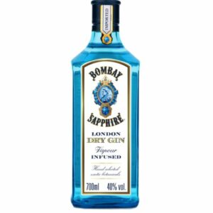 Une bouteille de 700 ml de GIN BOMBAY SAPPHIRE 40° avec une couleur bleue caractéristique, une étiquette blanche et des accents dorés et bleus.