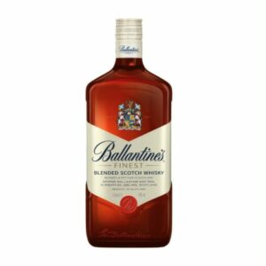Une bouteille de WHISKY BALLANTINES 40% 70cl avec une étiquette de couleur crème, un logo en script bleu et des armoiries sur le devant, sur un fond blanc uni.