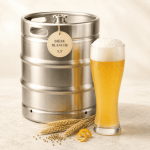 Un grand verre de bière blonde mousseuse trône à côté d’un fût en inox portant l’étiquette « FÛT DE BIÈRE BLANCHE 5,5° 30 L (Bière artisanale Bouledogue) », le tout agrémenté de tiges de blé, de graines de coriandre et d’un zeste d’orange posés sur un fond clair.