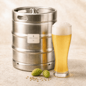 Un verre rempli de mousse de FÛT DE BIÈRE BLONDE 5° 30L (Bière artisanale bouledogue) trône à côté d'un fût en métal portant son nom, avec des grains de houblon et d'orge éparpillés devant lui sur une surface claire.