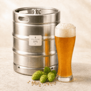 Un fût métallique portant l'étiquette « FÛT DE BIÈRE BLONDE « IPA » 8° 30 L » (Bière artisanale Bouledogue) est posé à côté d'un grand verre de bière mousseuse, avec des brins de houblon verts et des grains d'orge éparpillés devant, sur une surface claire.