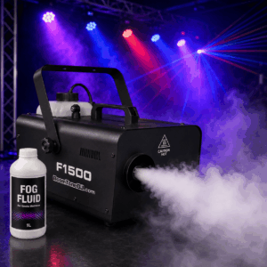 Une MACHINE À FUMÉE diffuse de la fumée sur une scène éclairée par des lumières colorées en arrière-plan, tandis qu'une bouteille portant l'étiquette « Fog Fluid » est posée à côté de la machine.