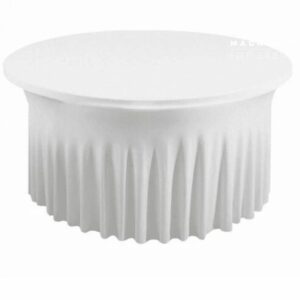 Une table rectangulaire est ornée de la NAPPE BLANCHE HOUSSE RECTANGULAIRE JUPE EXTENSIBLE 60 CM L X 200 CM L, une nappe blanche en tissu extensible avec une jupe plissée qui s'étend jusqu'au sol.