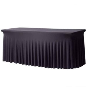 Une NAPPE BLANCHE HOUSSE RECTANGULAIRE JUPE EXTENSIBLE 60 cm x 200 cm recouvre la table d'une jupe ajustée et plissée qui atteint le sol de tous les côtés.