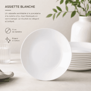 Une assiette creuse blanche de 15 cm mise en avant au premier plan, devant une pile de ces assiettes posées sur une surface claire, avec une plante et un vase blanc en arrière-plan. Le texte en français met en valeur l’élégance et les caractéristiques de ces assiettes.