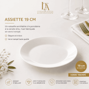 Une assiette plate blanche « PETITE ASSIETTE BLANCHE 19 CM » est présentée sur une table ornée de fleurs, de deux verres à vin et de couverts dorés. Un texte en français met en avant l’élégance, la résistance et la compatibilité au lave-vaisselle de l’assiette, tandis que des icônes illustrent ses principales caractéristiques.