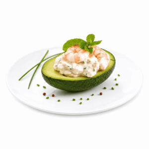 L'« AVOCAT AUX CREVETTES » (200 g), composé d'un demi-avocat généreusement garni d'une salade crémeuse aux crevettes et agrémenté de menthe fraîche et de ciboulette, est joliment présenté sur une assiette blanche, avec un peu de ciboulette et des grains de poivre en guise de décoration.
