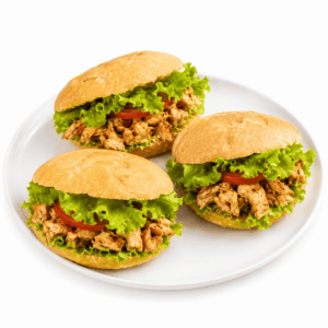 Trois MINI BOKIT GARNI POULET (commande minimale de 7 pièces, 80 g chacune), garnis de poulet effiloché, de laitue et de tomate dans des petits pains ronds, sont disposés sur une assiette blanche devant un fond blanc.