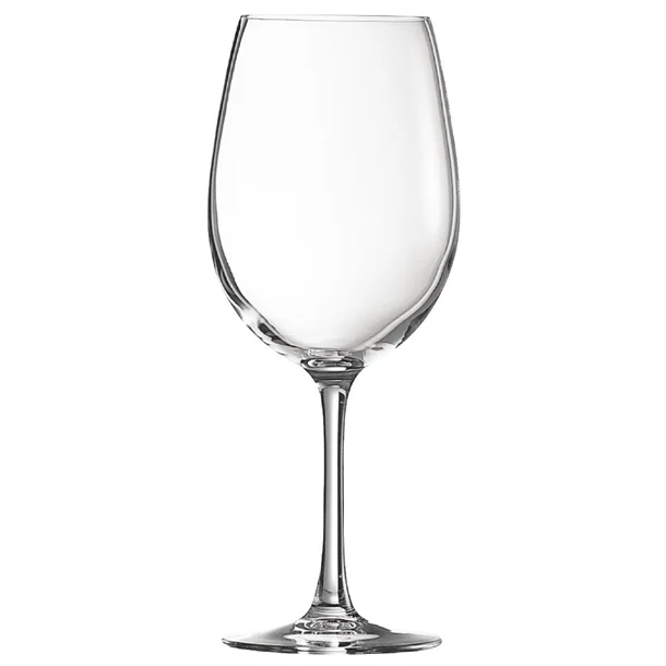 Un ensemble de 36 verres à vin RACK DE 36 VERRES A VIN EN VERRE en verre, aux tiges fines et aux larges coupes, est présenté vide sur un fond blanc uni.