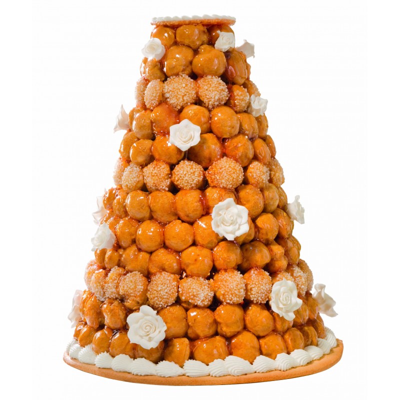 La PIÉCE MONTÉE CROQUEMBOUCHE 200 CHOUX est un dessert français haut et conique composé de choux à la crème glacés au caramel, empilés sur une base ronde et ornés de fleurs en sucre blanc.