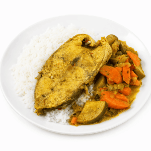 Une assiette blanche contenant une portion de riz blanc, des SAMOUSSAS AU POULET (commande minimum : 6 pièces) et un curry de légumes aux carottes et courgettes.